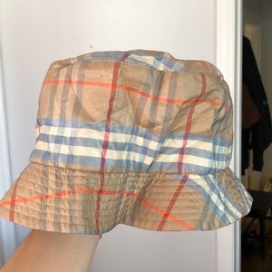 Burberry bucket hat